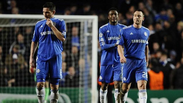 Zklamaní fotbalisté Chelsea Frank Lampard (vlevo), John Obi Mikel (uprostřed) a kapitán John Terry. Zklamaní fotbalisté Chelsea Frank Lampard (vlevo), John Obi Mikel (uprostřed) a kapitán John Terry.