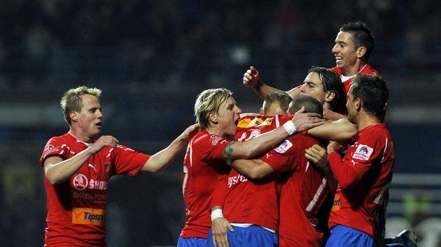 Fotbalisté Plzně se radují z branky do teplické sítě. Fotbalisté Plzně se radují z branky do teplické sítě.