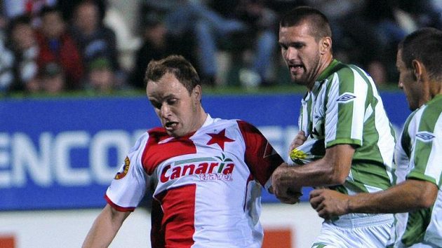 Zdeněk Šenkeřík ze Slavie (vlevo) se snaží prosadit proti přesile hráčů Bohemians 1905. Zdeněk Šenkeřík ze Slavie (vlevo) se snaží prosadit proti přesile hráčů Bohemians 1905.