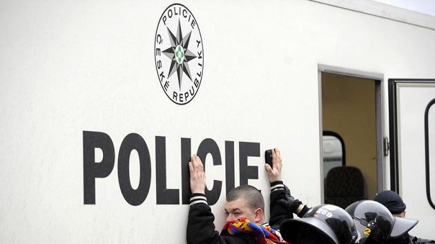 Policisté zasahují proti fanouškům Sparty. Policisté zasahují proti fanouškům Sparty.