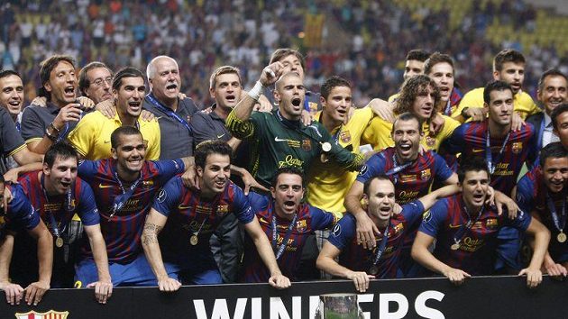 Fotbalisté Barcelony slaví po výhře nad Portem v Monaku zisk evropského Superpoháru. Fotbalisté Barcelony slaví po výhře nad Portem v Monaku zisk evropského Superpoháru.