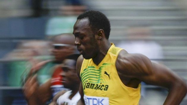 Jamajčan Usain Bolt během rozběhu na 100 metrů na atletickém MS v Berlíně Jamajčan Usain Bolt během rozběhu na 100 metrů na atletickém MS v Berlíně