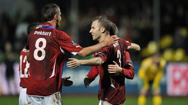 Autor čtvrtého gólu Michal Kadlec (vpravo) se raduje se spoluhráči v utkání v Litvě. Autor čtvrtého gólu Michal Kadlec (vpravo) se raduje se spoluhráči v utkání v Litvě.
