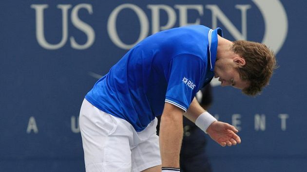 Britský tenista Andy Murray reaguje na jeden z míčků během osmifinále s Chorvatem Marinem Čiličem. Britský tenista Andy Murray reaguje na jeden z míčků během osmifinále s Chorvatem Marinem Čiličem.