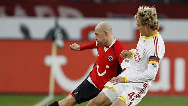 Jiřího Štajnera z Hannoveru (v červeném) se snaží obrat o balón Sami Hyypiä z Leverkusenu Jiřího Štajnera z Hannoveru (v červeném) se snaží obrat o balón Sami Hyypiä z Leverkusenu