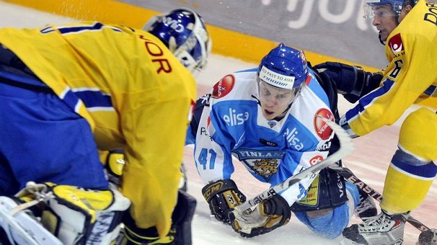 Finský hokejista Antti Pihlström padá před brankářem Švédska Stefanem Livem. Finský hokejista Antti Pihlström padá před brankářem Švédska Stefanem Livem.