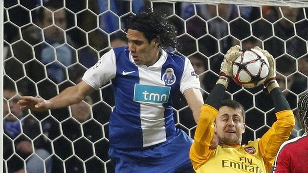 Brankář Arsenalu Lukasz Fabianski v souboji s Falcaem z Porta. Brankář Arsenalu Lukasz Fabianski v souboji s Falcaem z Porta.