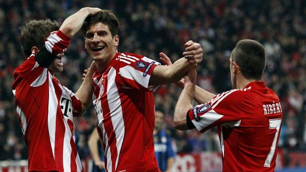 Radost fotbalistů Bayernu. Mnichovský celek rozstřílel St. Pauli. Radost fotbalistů Bayernu. Mnichovský celek rozstřílel St. Pauli.