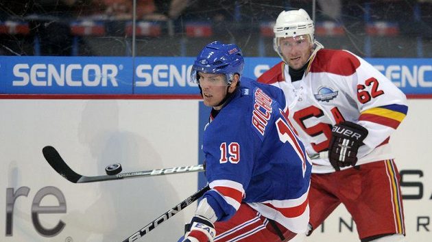Útočník NY Rangers Brad Richards (vlevo) před Petrem Tenkrátem ze Sparty Útočník NY Rangers Brad Richards (vlevo) před Petrem Tenkrátem ze Sparty