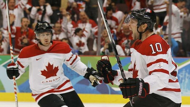 Kanadský hokejista Brenden Morrow (vpravo) oslavuje branku do ruské sítě ve čtvrtfinále olympijského turnaje. Kanadský hokejista Brenden Morrow (vpravo) oslavuje branku do ruské sítě ve čtvrtfinále olympijského turnaje.