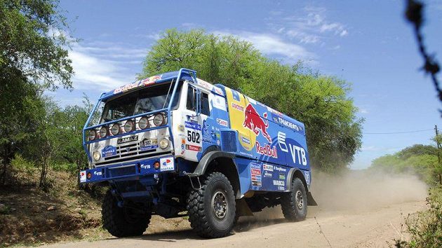 Kamaz řidiče Kabirova se drží před Alešem Lopraisem s tatrou Kamaz řidiče Kabirova se drží před Alešem Lopraisem s tatrou