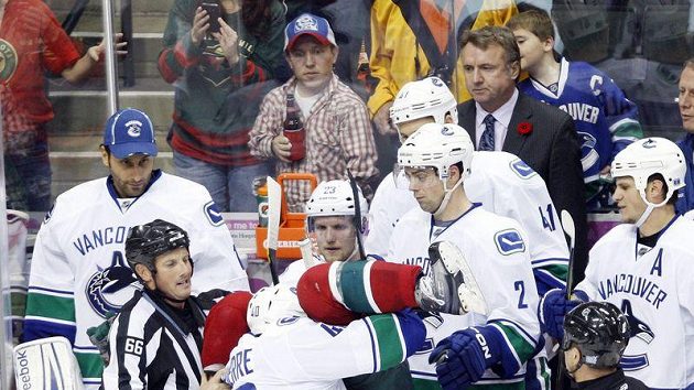 Rozhodčí dohlížejí na bitku v zámořské NHL Rozhodčí dohlížejí na bitku v zámořské NHL