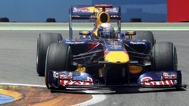 Pilot Red Bullu Němec Sebastian Vettel na trati ve Valencii. Pilot Red Bullu Němec Sebastian Vettel na trati ve Valencii.