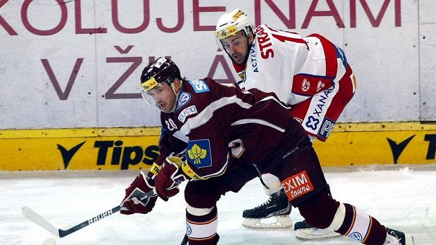 Útočník Sparty Petr Ton před Johnem Simem ze Slavie Útočník Sparty Petr Ton před Johnem Simem ze Slavie