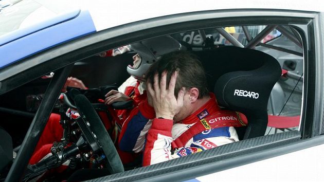 Smutný francozský pilot Sébastien Loeb po prohře v Sosnové. Smutný francozský pilot Sébastien Loeb po prohře v Sosnové.