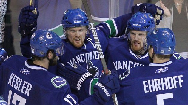Daniel Sedin (vlevo nahoře) a jeho bratr Henrik - hlavní hvězdy hokejistů Vancouveru Daniel Sedin (vlevo nahoře) a jeho bratr Henrik - hlavní hvězdy hokejistů Vancouveru
