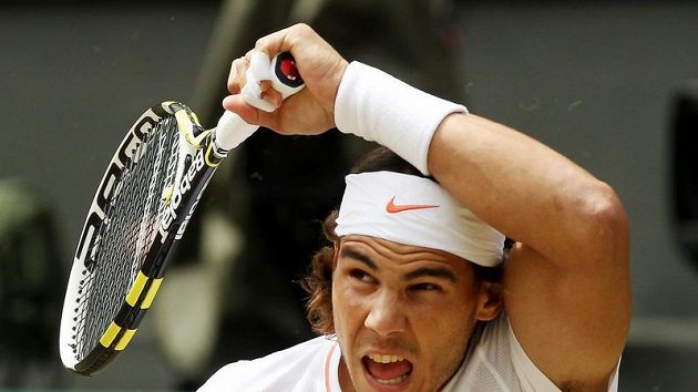 Rafael Nadal při finále Wimbledonu s Tomášem Berdychem. Rafael Nadal při finále Wimbledonu s Tomášem Berdychem.