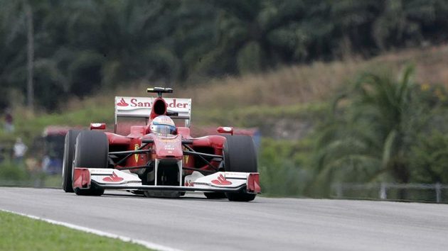 Fernando Alonso v plném tempu se svým ferrari. Fernando Alonso v plném tempu se svým ferrari.