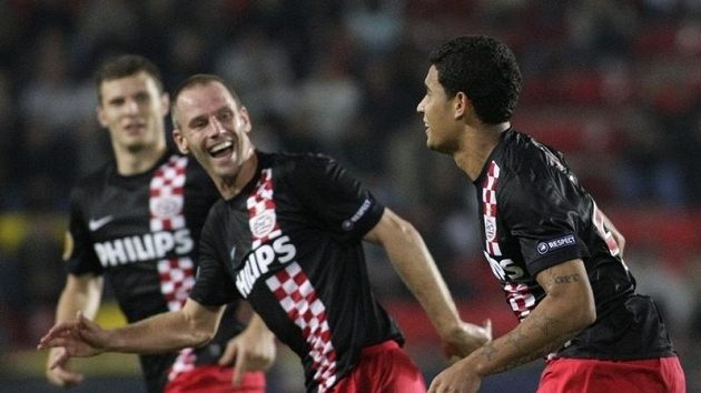 Jonathan Reis (vpravo) se raduje se spoluhráči z branky. Jonathan Reis (vpravo) se raduje se spoluhráči z branky.