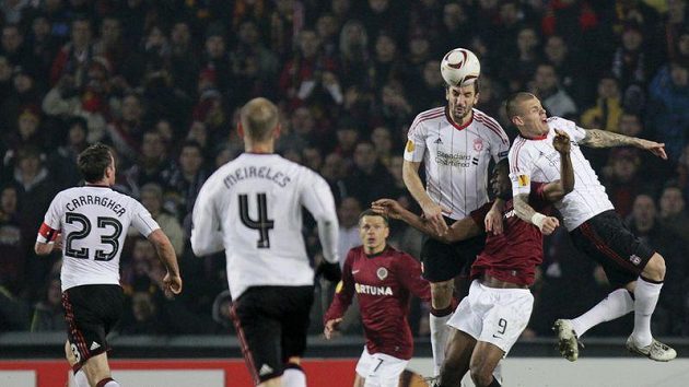 Martin Škrtel (zcela vpravo) ve čtvrtečním zápase na Letné. Martin Škrtel (zcela vpravo) ve čtvrtečním zápase na Letné.