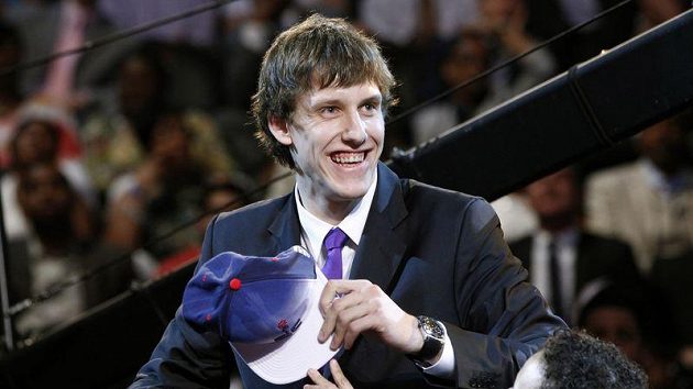 Basketbalista Jan Veselý se raduje poté, co si ho v draftu vybral klub z Washingtonu. Basketbalista Jan Veselý se raduje poté, co si ho v draftu vybral klub z Washingtonu.