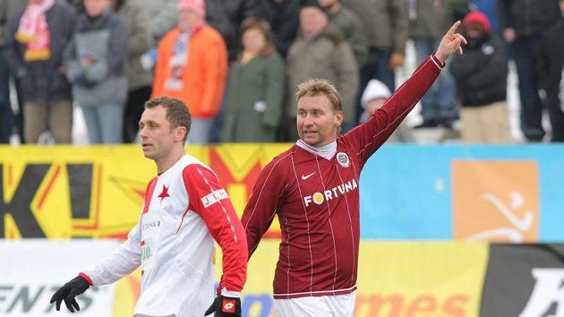 Ivo Ulich v dresu Slavie (vlevo) a útočník Sparty Horst Siegl při tradičním Silvestrovském derby na letné. Ivo Ulich v dresu Slavie (vlevo) a útočník Sparty Horst Siegl při tradičním Silvestrovském derby na letné.