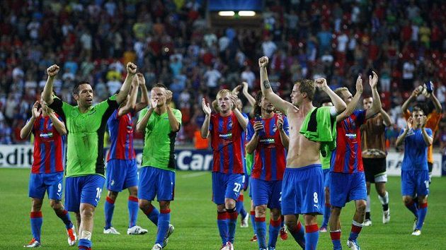 Fotbalisté Plzně se radují z postupu do Ligy mistrů přes Kodaň. Fotbalisté Plzně se radují z postupu do Ligy mistrů přes Kodaň.