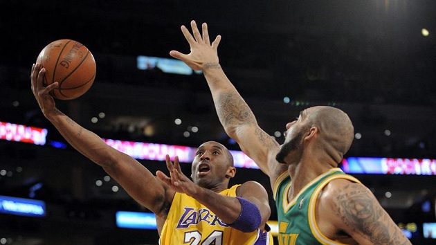 Basketbalista Los Angeles Kobe Bryant (vlevo) střílí koš Utahu. Basketbalista Los Angeles Kobe Bryant (vlevo) střílí koš Utahu.