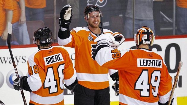 Hokejisté Philadelphie Danny Briere (vlevo), Jeff Carter (uprostřed) a brankář Michael Leighton se radují z vítězství nad Chicagem ve finále Stanley Cupu. Hokejisté Philadelphie Danny Briere (vlevo), Jeff Carter (uprostřed) a brankář Michael Leighton se radují z vítězství nad Chicagem ve finále Stanley Cupu.
