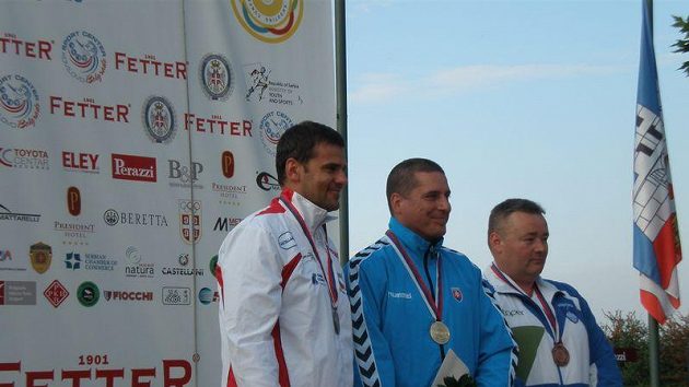 Stříbrný David Kostelecký (vlevo) na ME v Bělehradu. Stříbrný David Kostelecký (vlevo) na ME v Bělehradu.