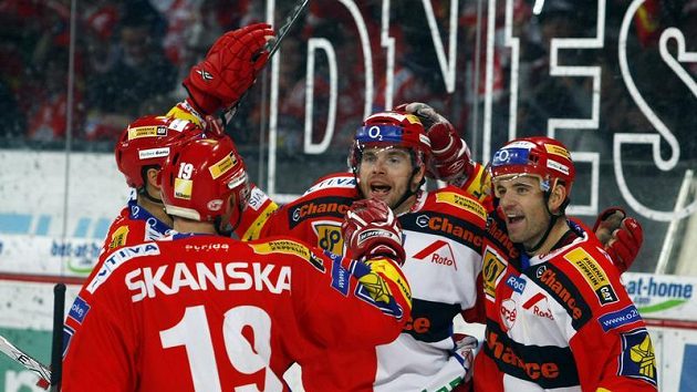 Hokejisté Slavie Tomáš Žižka (uprostřed) a David Hruška slaví gól Hokejisté Slavie Tomáš Žižka (uprostřed) a David Hruška slaví gól