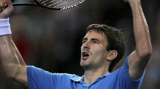 Španélský tenista Tommy Robredo se raduje během zápasu s Američanem Isnerem při Hopmanově poháru Španélský tenista Tommy Robredo se raduje během zápasu s Američanem Isnerem při Hopmanově poháru