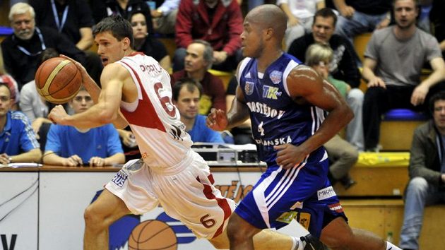 Pavel Pumprla z Nymburku (vlevo) uniká Eugene Lawrencovi z Prostějova. Pavel Pumprla z Nymburku (vlevo) uniká Eugene Lawrencovi z Prostějova.