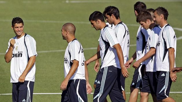 Cristiano Ronaldo (vlevo) se svými spoluhráči z Realu Madrid na tréninku Cristiano Ronaldo (vlevo) se svými spoluhráči z Realu Madrid na tréninku