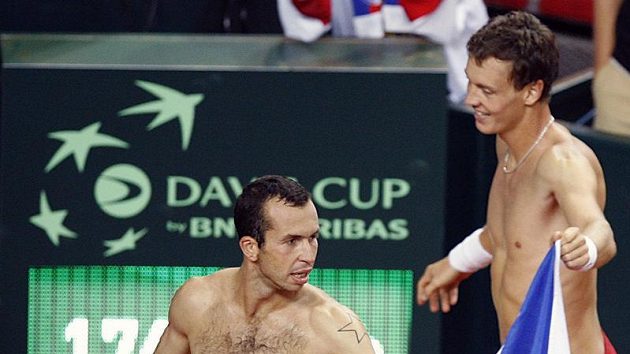 Radek Štěpánek (vlevo) a Tomáš Berdych oslavují výhru nad Chorvaty Radek Štěpánek (vlevo) a Tomáš Berdych oslavují výhru nad Chorvaty