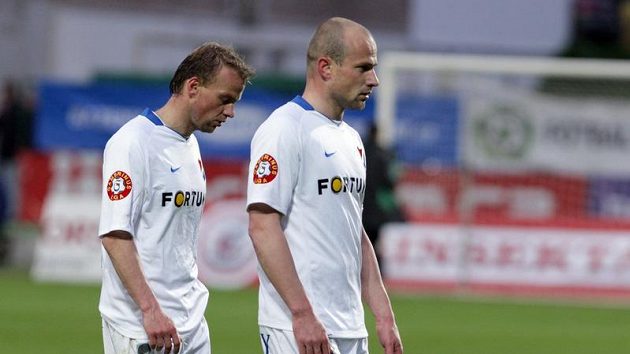 Smutek a rozpaky fotbalistů Baníku - zleva Tchuř a Lukeš. Smutek a rozpaky fotbalistů Baníku - zleva Tchuř a Lukeš.