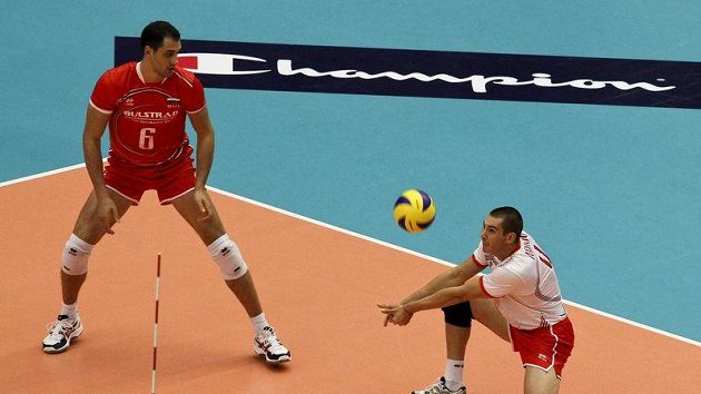 Bulharští volejbalisté Vladislav Ivanov (vpravo) a Matej Kazijski Bulharští volejbalisté Vladislav Ivanov (vpravo) a Matej Kazijski
