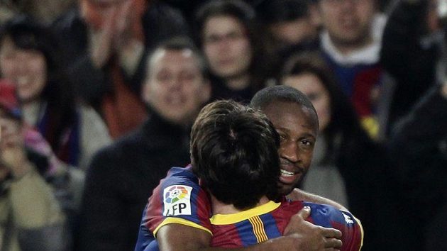 Seydou Keita z Barcelony oslavuje s Lionelem Messim (zády) gól . Seydou Keita z Barcelony oslavuje s Lionelem Messim (zády) gól .