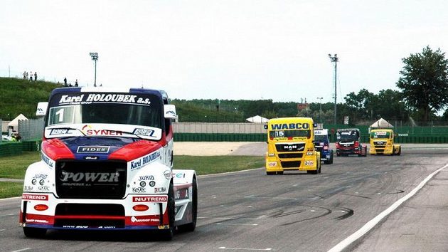 David Vršecký s vozem Buggyra (vlevo), se žlutým manem za ním jede Adam Lacko. David Vršecký s vozem Buggyra (vlevo), se žlutým manem za ním jede Adam Lacko.