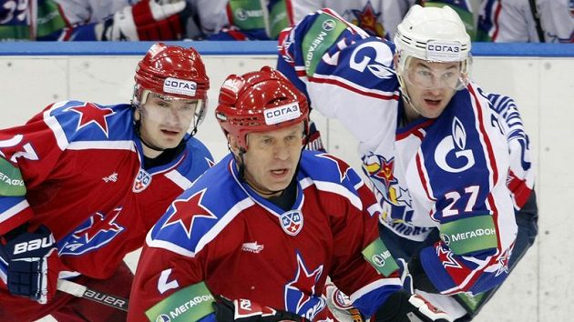 Vjačeslav Fetisov v dresu CSKA Moskva (uprostřed) v utkání proti Petrohradu. Vjačeslav Fetisov v dresu CSKA Moskva (uprostřed) v utkání proti Petrohradu.