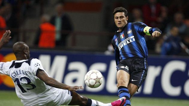 Javier Zanetti z Interu Milán (vpravo) střílí gól přes Williama Gallase do sítě Tottenhamu. Javier Zanetti z Interu Milán (vpravo) střílí gól přes Williama Gallase do sítě Tottenhamu.