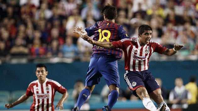 Vzdušný souboj mezi Dos Santosem z Barcelony (vlevo) a Miguelem Poncem z Guadalajary Vzdušný souboj mezi Dos Santosem z Barcelony (vlevo) a Miguelem Poncem z Guadalajary
