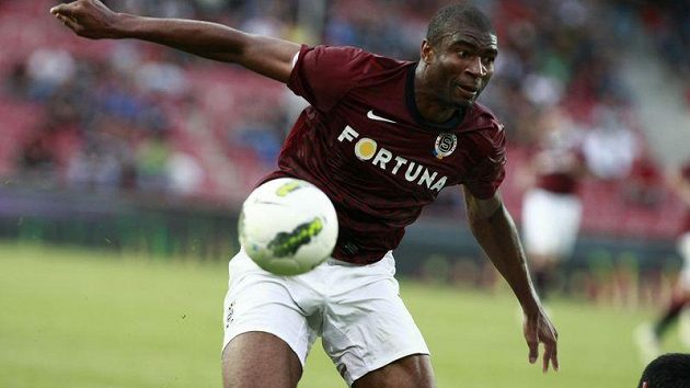 Útočník Sparty Léonard Kweuke při utkání Evropské ligy s FK Sarajevo, jemuž nasázel hattrick. Útočník Sparty Léonard Kweuke při utkání Evropské ligy s FK Sarajevo, jemuž nasázel hattrick.