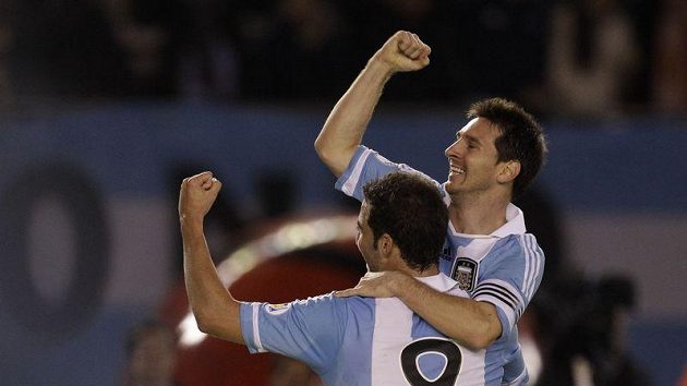 Gonzalo Higuaín (vlevo) a Lionel Messi se radují z vítězství nad Chile. Gonzalo Higuaín (vlevo) a Lionel Messi se radují z vítězství nad Chile.