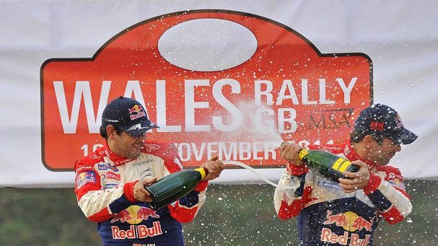 Už poosmé po sobě Sébastien Loeb (vpravo) a navigátor Daniel Elena stříkali šampaňské jako mistři světa v rallye. Už poosmé po sobě Sébastien Loeb (vpravo) a navigátor Daniel Elena stříkali šampaňské jako mistři světa v rallye.