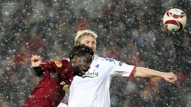 Fotbalový útočník Bony Wilfried ze Sparty v souboji s Laursenem z týmu FC Kodaň Fotbalový útočník Bony Wilfried ze Sparty v souboji s Laursenem z týmu FC Kodaň