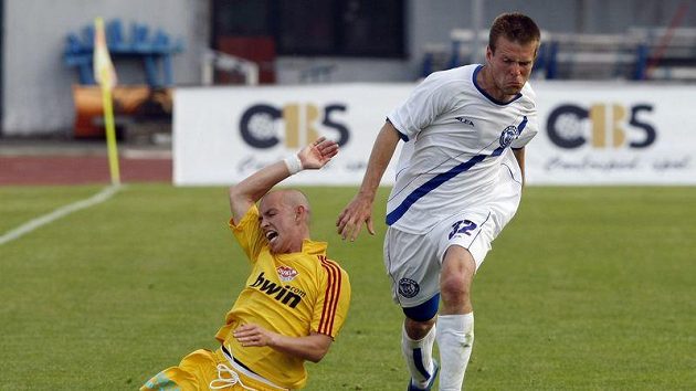 Pavel hašek z Dukly padá po souboji s kladenským Wojnarem. Pavel hašek z Dukly padá po souboji s kladenským Wojnarem.