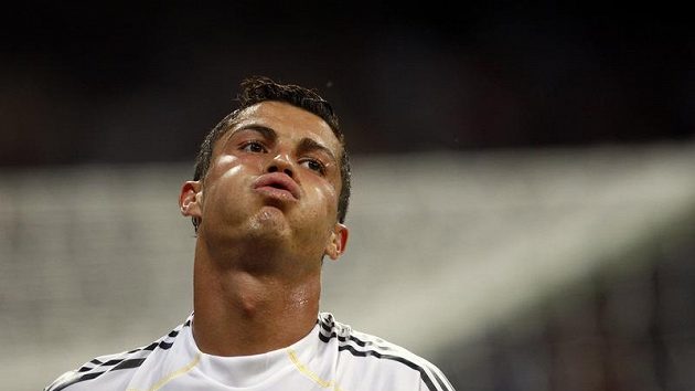 Ciristiano Ronaldo v dresu Realu Madrid reaguje na jednu ze zahozených šancí v utkání proti Deportivu La Coruna. Ciristiano Ronaldo v dresu Realu Madrid reaguje na jednu ze zahozených šancí v utkání proti Deportivu La Coruna.