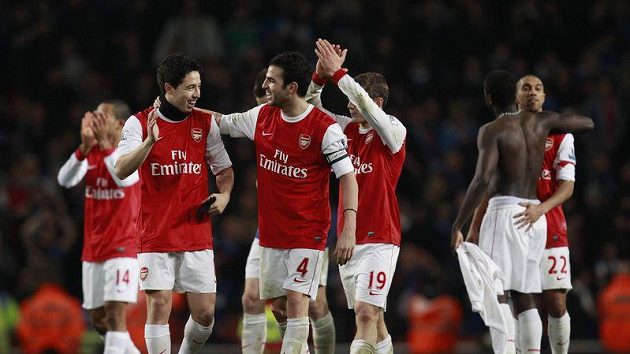 Fotbalisté Arsenalu v Newcastlu oslavili čtyři vstřelené branky, posléze se ale museli smířit se stejnou porcí inkasovaných gólů. Fotbalisté Arsenalu v Newcastlu oslavili čtyři vstřelené branky, posléze se ale museli smířit se stejnou porcí inkasovaných gólů.