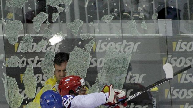 Karel Rachůnek vyráží plexisklo s Rusem Arťuchinem Karel Rachůnek vyráží plexisklo s Rusem Arťuchinem